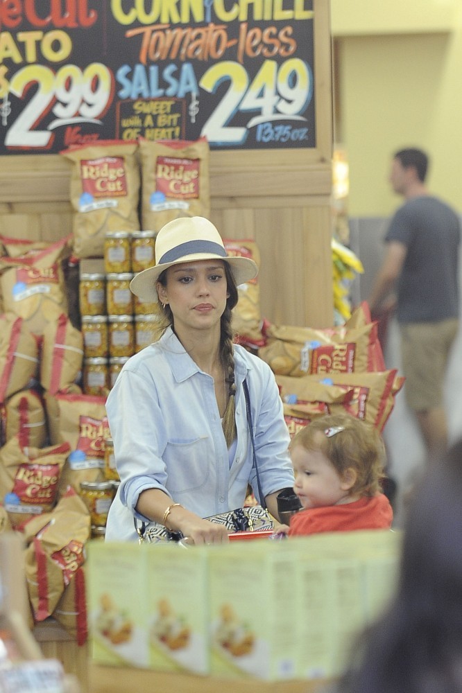 Celeb Diary: Jessica Alba @ Whole Foods in Los Angeles