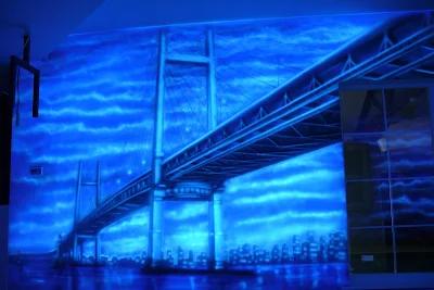 Grafika ścienna przestawiająca most, obraz namalowany farbami UV, Poznań