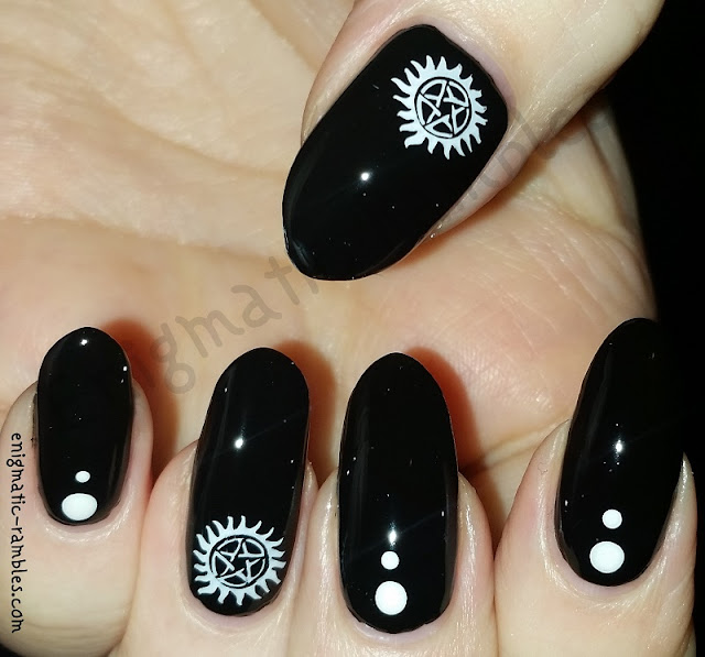Goth-Gothic-Pentagram-Nails-Nail-Art