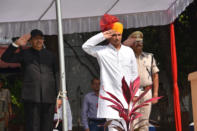 म.प्र. स्थापना दिवस पर प्रभारी मंत्री सुरेन्द्र सिंह बघेल ने किया ध्वजारोहण Jhabua News-म.प्र. स्थापना दिवस पर प्रभारी मंत्री सुरेन्द्र सिंह बघेल ने किया ध्वजारोहण