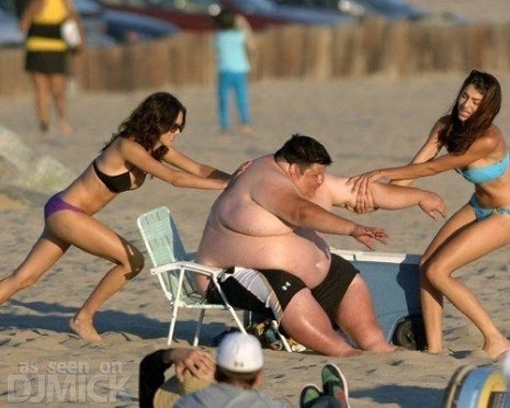 Fat_Guy_Having_Trouble_At_The_Beach_2.jpg