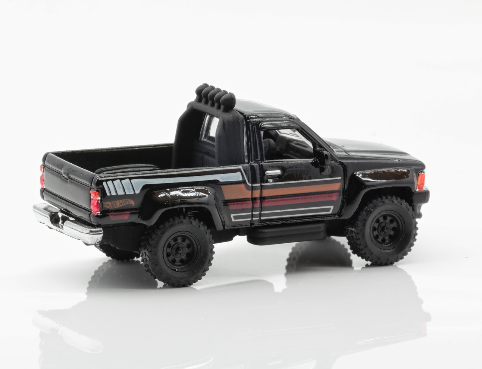 Incredible Mini Garage Toyota Hilux DX Long Body 1983 Hot Wheels1/64