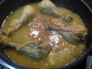 Guisando el pollo con la piña en salsa.
