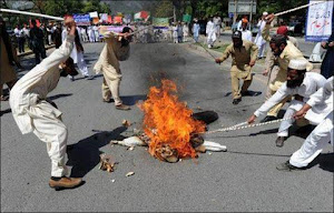 سوزاندن مردی در پاکستان به جرم سوزاندن چند صفحه‌ از قرآ‌ن!