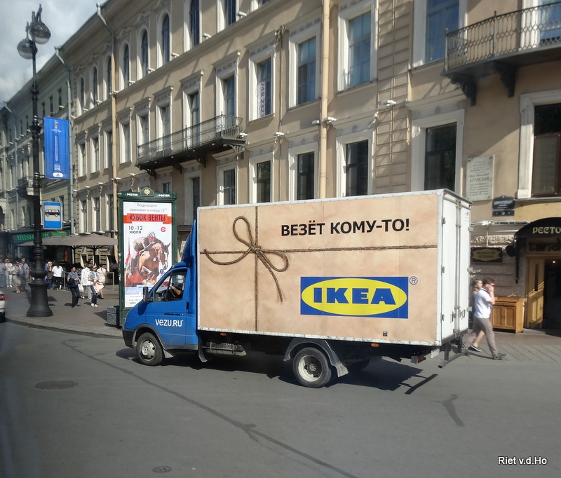 Везу адрес. Машина икеа. Икеа реклама на транспорте. Везет кому то. Ikea везет кому-то.