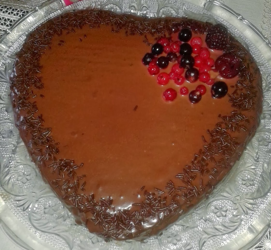 Tarta de chocolate y nueces con forma de corazón
