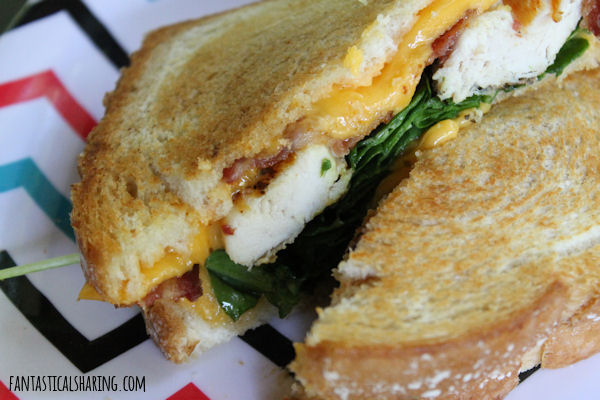 Chicken and Bacon Spinach Grilled Cheese // This hearty grilled cheese is loaded with bacon, chicken, spinach, and four slices of cheese! #recipe #grilledcheese #sandwich #chicken #bacon