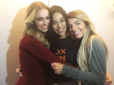 Paula, Elana e Hariany se encontram em hotel e trocam abraço de amizade — Foto: Ariane Ducati/Gshow