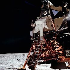 Benarkah Pendaratan di Bulan Adalah Kebohongan yang Dibuat NASA?