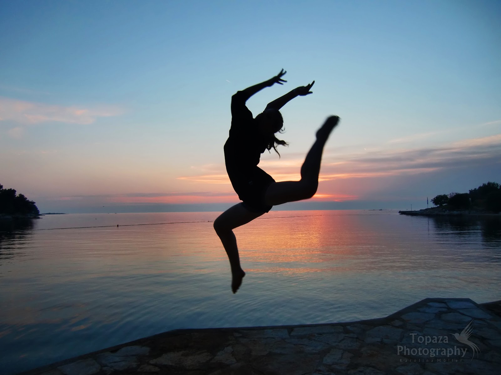 общение людей в кафе. счастливые пары. обувь лето баннер. путешествие друзей. группа людей.