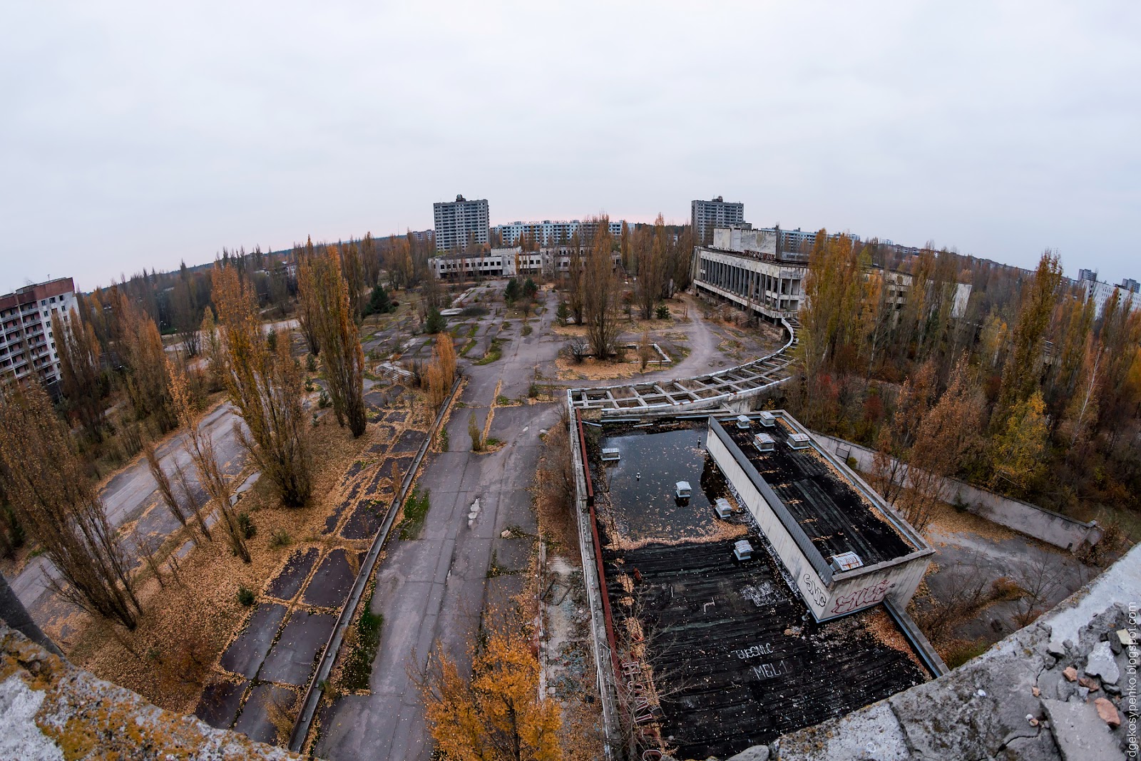 Pripyat chernobyl. Чернобыль зона отчуждения Припять. Припять Чернобыль ЧАЭС зона отчуждения. Чернобыль зона ЧАЭС. Зона отчуждения город Припять.