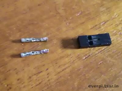 Conector de metal separado dos fios