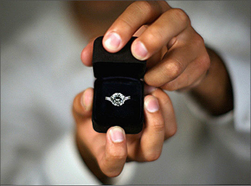 Những điều bạn cần biết khi mua nhẫn đính hôn và nhẫn cưới Nhung-dieu-ban-can-biet-khi-mua-nhan-dinh-hon-va-nhan-cuoi