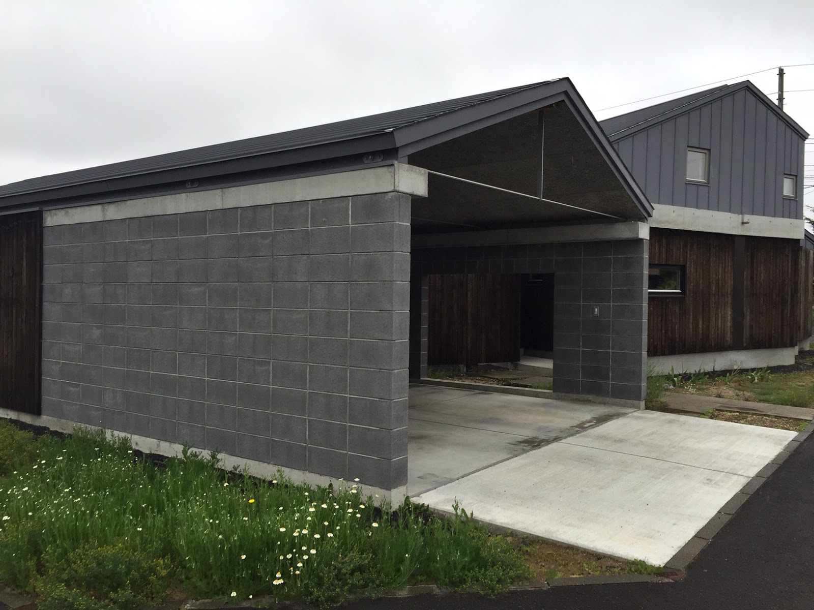 住まいづくりyyaa 黒いコンクリートブロック Black Concrete Block