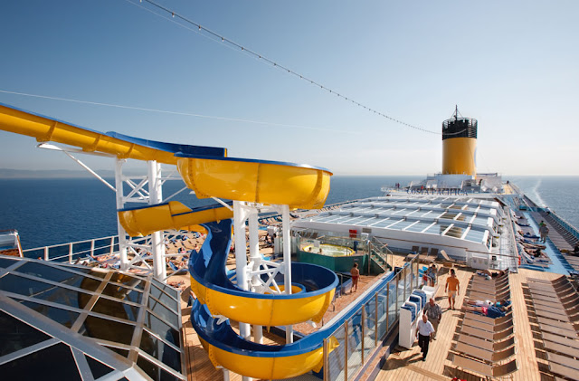 Tombogan d'une piscine dans un paquebot de croisière .Croisière aux Caraibes au départ de Paris avec Costa Pacifica