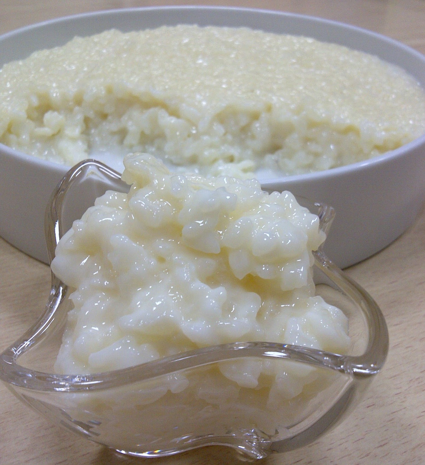 рисовый пудинг из рисовых хлопьев. гречневая каша с молоком. рисовая молочная каша кало. каша с сахаром. разваренная рисовая каша.