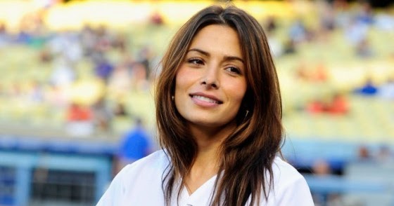 American actress Sarah Shahi enjoys the Dodgers game in LA | Rougeberry ...
