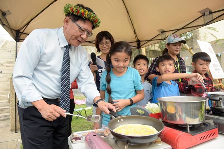 屏東縣政府將於12月16日、17日在原鄉部落的5所校園露營舉辦「聯合大露營」，在青葉國小露營區，可以聽到部落孩童純真吟唱在地古謠。
