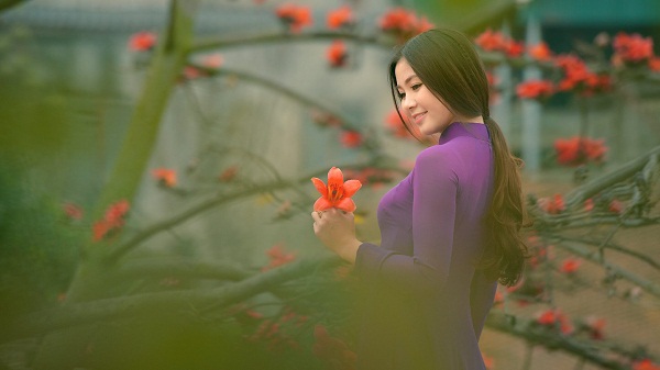 [Image: Thieu-nu-no-nuc-chup-hinh-ben-hoa-gao-2.jpg]