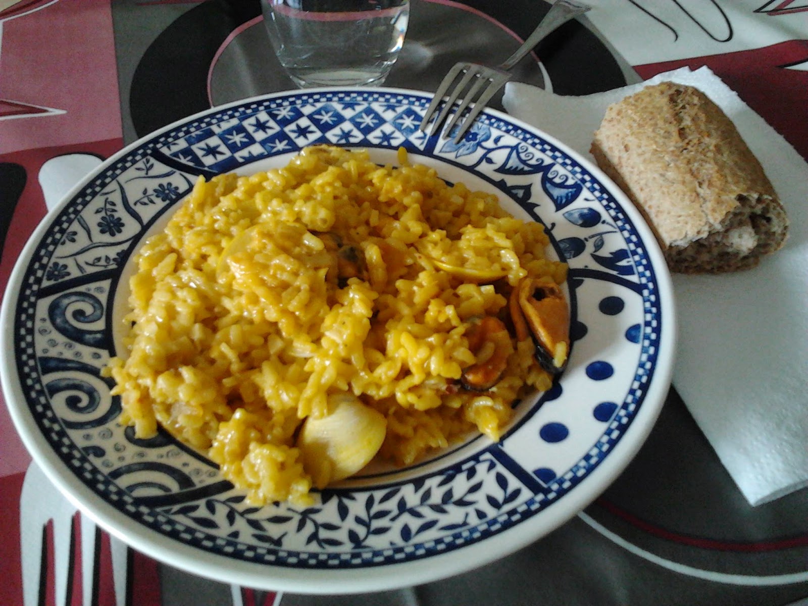 Paella de pollo y costillas