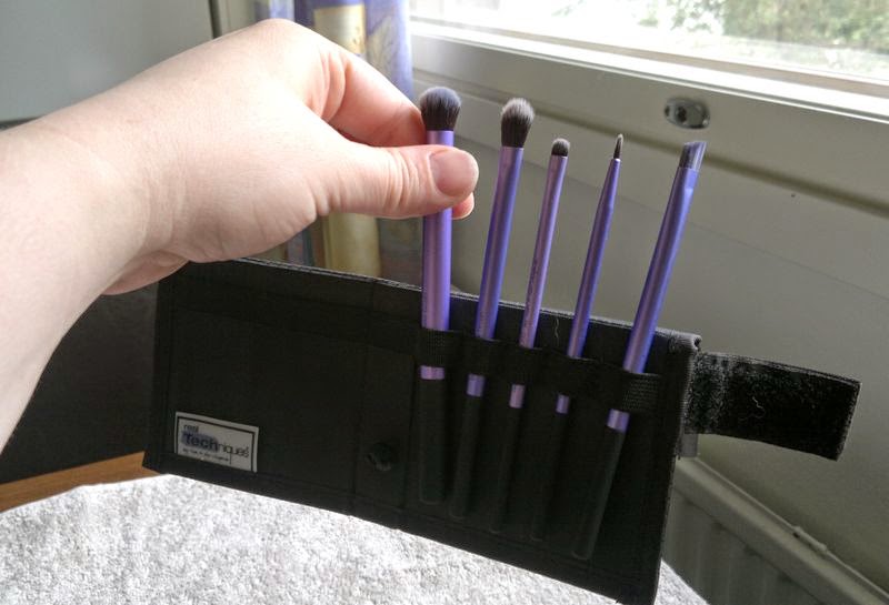 Kaikki punaisen sävyt Silmämeikkisivellinsettibattle Real Techniques