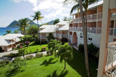 Jardin tropical de la Résidence avec vue sur la mer pour un séjour en Martinique