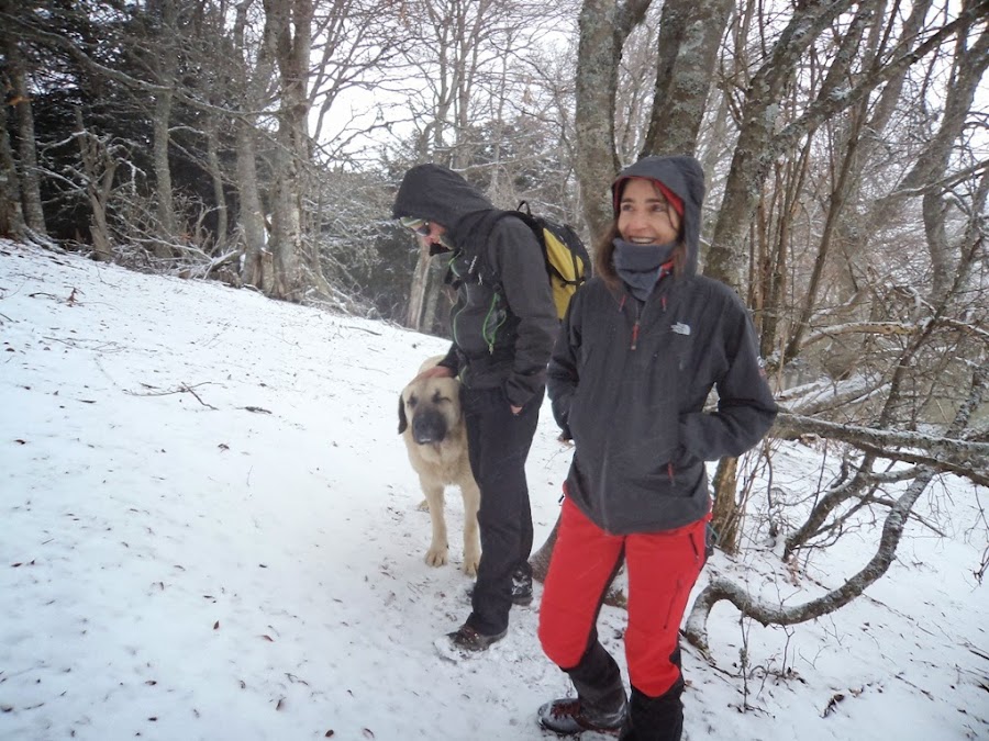 Inma-Lipe-y-nuestro-guía-descansando-durante-la-ruta-a-la-Tejeda-de-Tosande