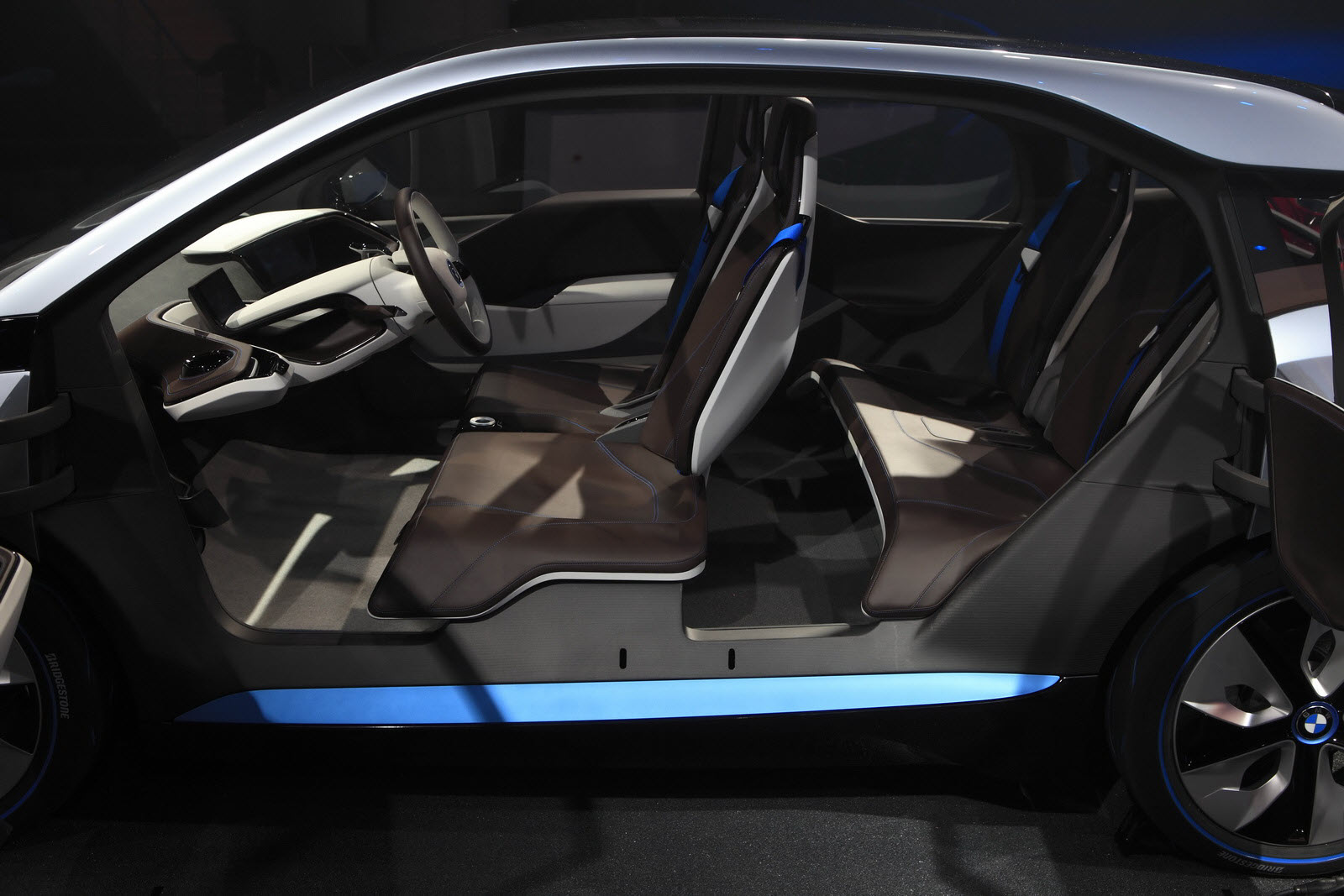 BMW i8 внутри снаружи