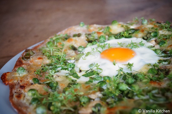 Pizza mit Ei, Erbsen und Mozzarella - Rezepteund Tipps