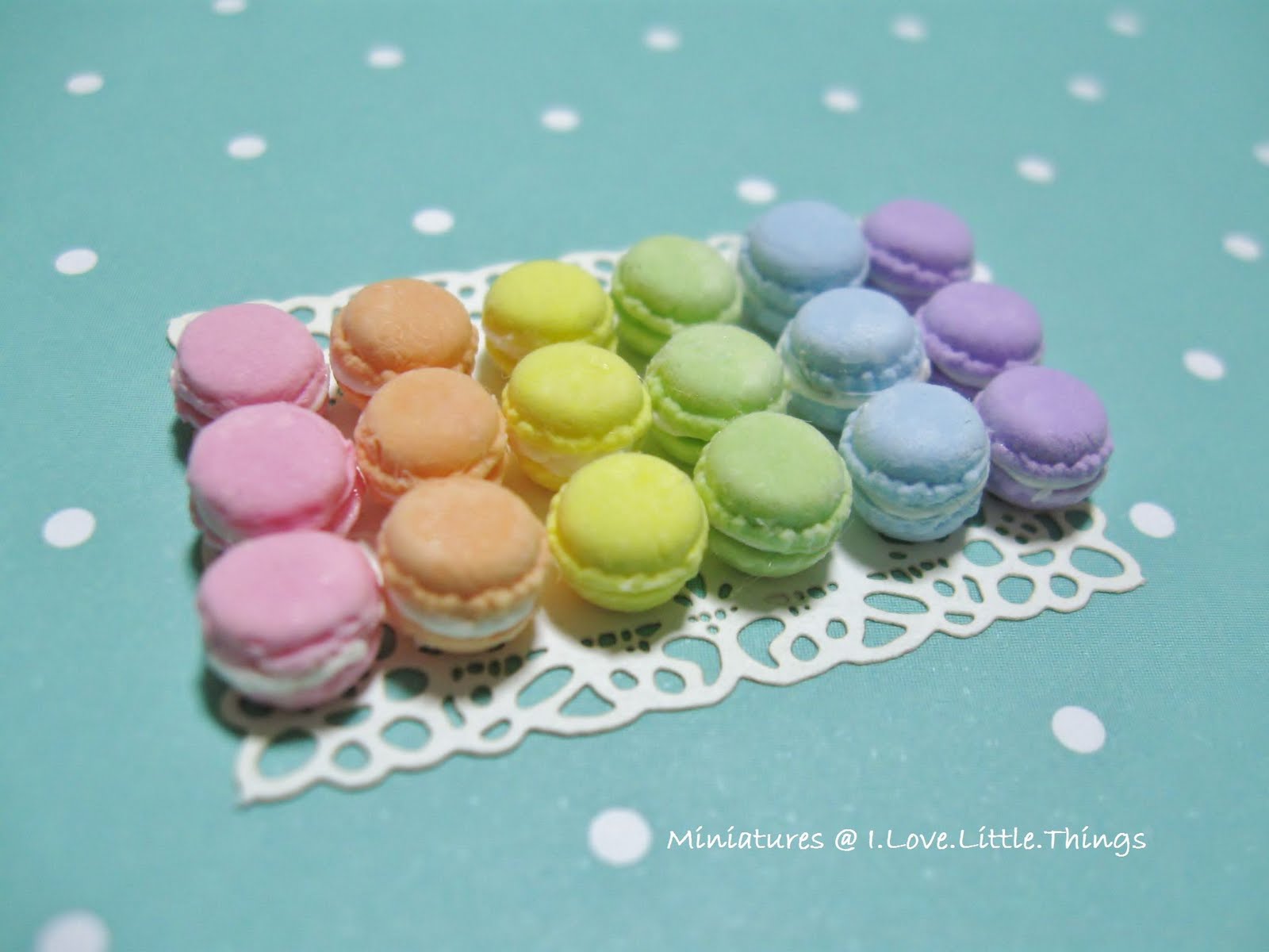 Miniatures by I Love Little Things: Rainbow macarons & Merry Christmas!