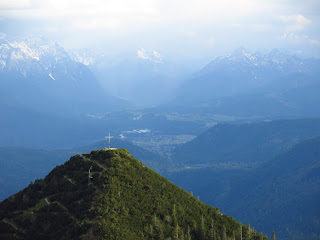 Der Martinskopf vor dem Karwendel; rechts die Arnspitzen