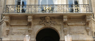 Balcon sur l'entrée du Palais Royal par la rue de Valois à Paris