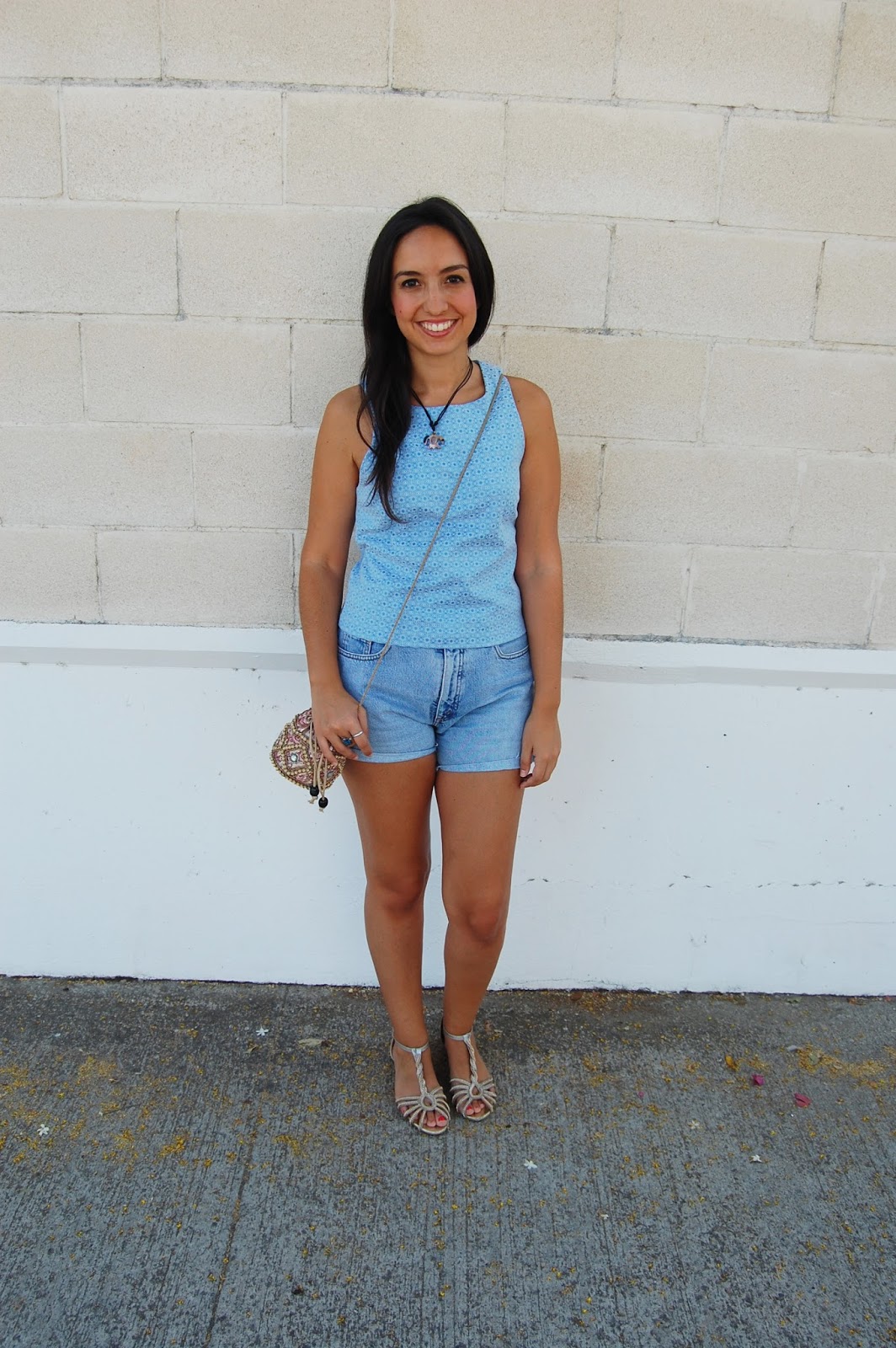 LIGHT BLUE IN SEPTEMBER - Una chica casual