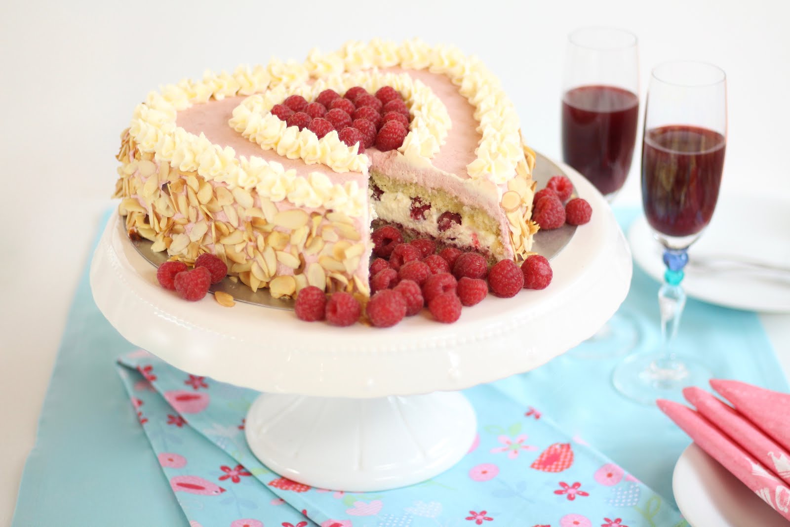 Super leckere Himbeer-Sahne-Torte in Herzform für Muttertag oder Valentinstag | 10.000 Abonnenten-Special: Rezept und Video von Sugarprincess Super leckere Himbeer-Sahne-Torte in Herzform für Muttertag oder Valentinstag | 10.000 Abonnenten-Special: Rezept und Video von Sugarprincess