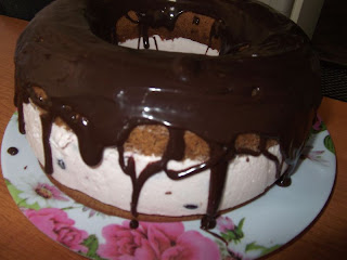 GUGULUF CU CREMA DE IAURT SI CIRESE AMARE