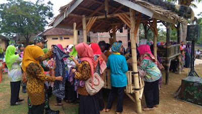 ANTUSIASME MASYARAKAT MELIHAT UPACARA PENUTUPAN TMMD ANTUSIASME MASYARAKAT MELIHAT UPACARA PENUTUPAN TMMD