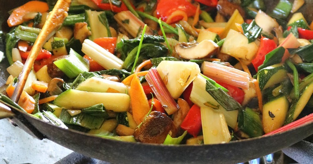 Gourmandises végétariennes: Wokgemüse mit knusprigem Seitan und Glasnudeln
