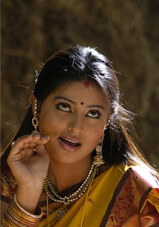 Beautiful Desi Girls: Mallu aunty wearing jewellery