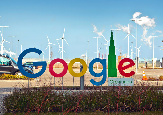 Google-logo in hun datacenter in Groningen.