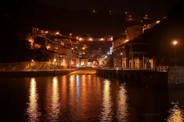 Puerto pesquero de Cudillero de noche. Naturaleza de Asturias. 