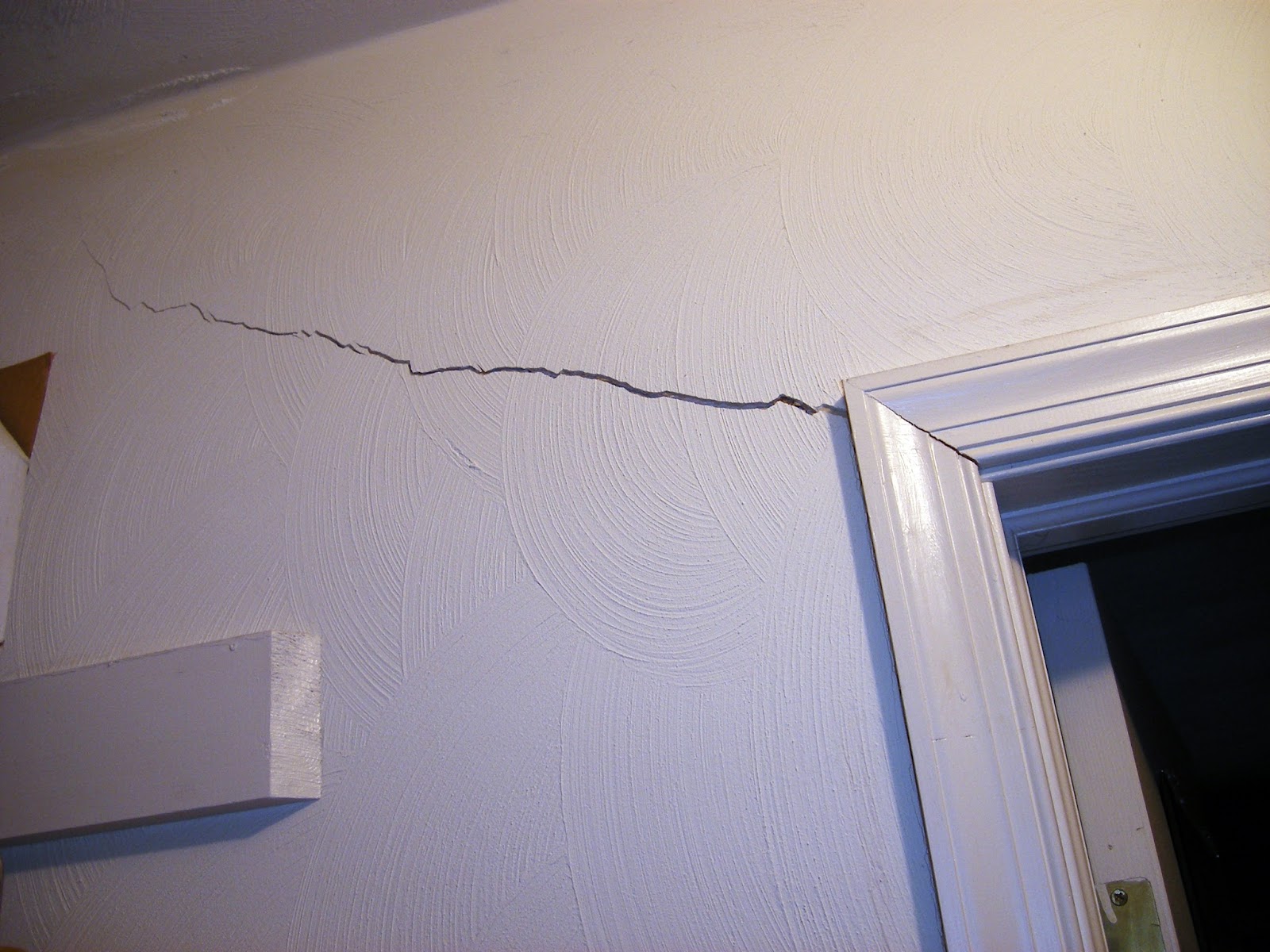 Трещины на стенах в квартире. Трещины в перегородках. Трещина в дверном проеме. Трещины в отделке. Трещина в стене.