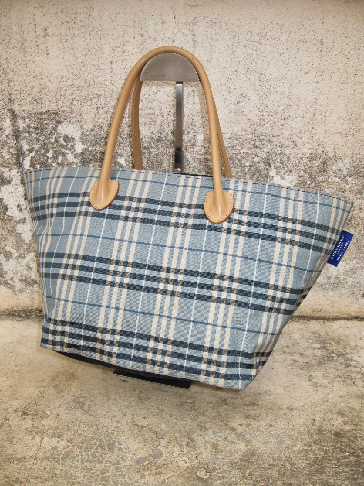 d0rayakEEbaG: Authentic Burberry BLUE LABEL Handbag(SOLD)