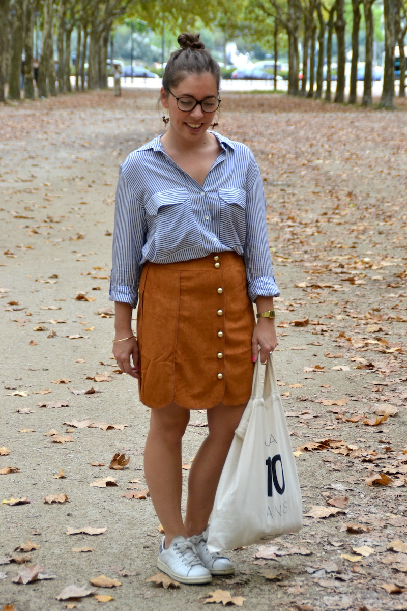 chemise rayé Zara, jupe en suédine Boohoo, stan smith et tote bag American Vintage, créoles DIY