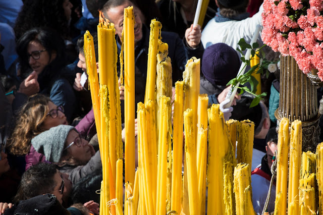Festa di Sant'Agata a Catania-Giro esterno-Processione dei fedeli devoti con la vara