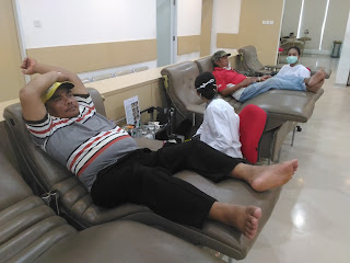 Pendonor sedang Mendonorkan Darah