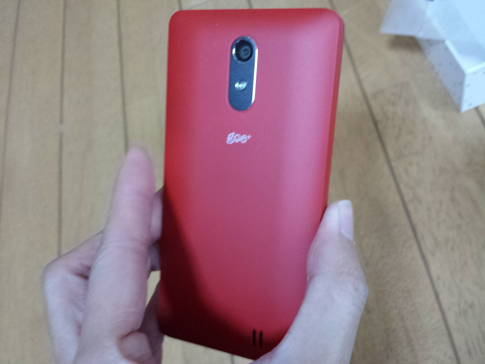 デフォルトのバックカバーはレッド