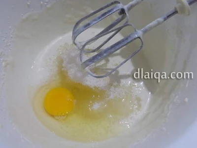 tambahkan telur dan gula