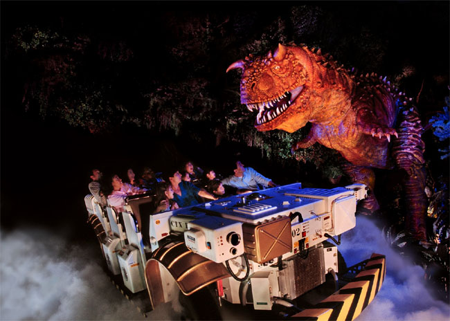 El carnotaurus en una de las escenas de la atracción Dinosaur de Disney
