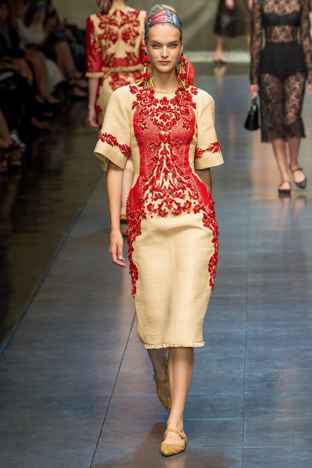 Современное народное платье. Дольче Габбана 2013 женская коллекция. Коллекция Дольче Габбана 2013.