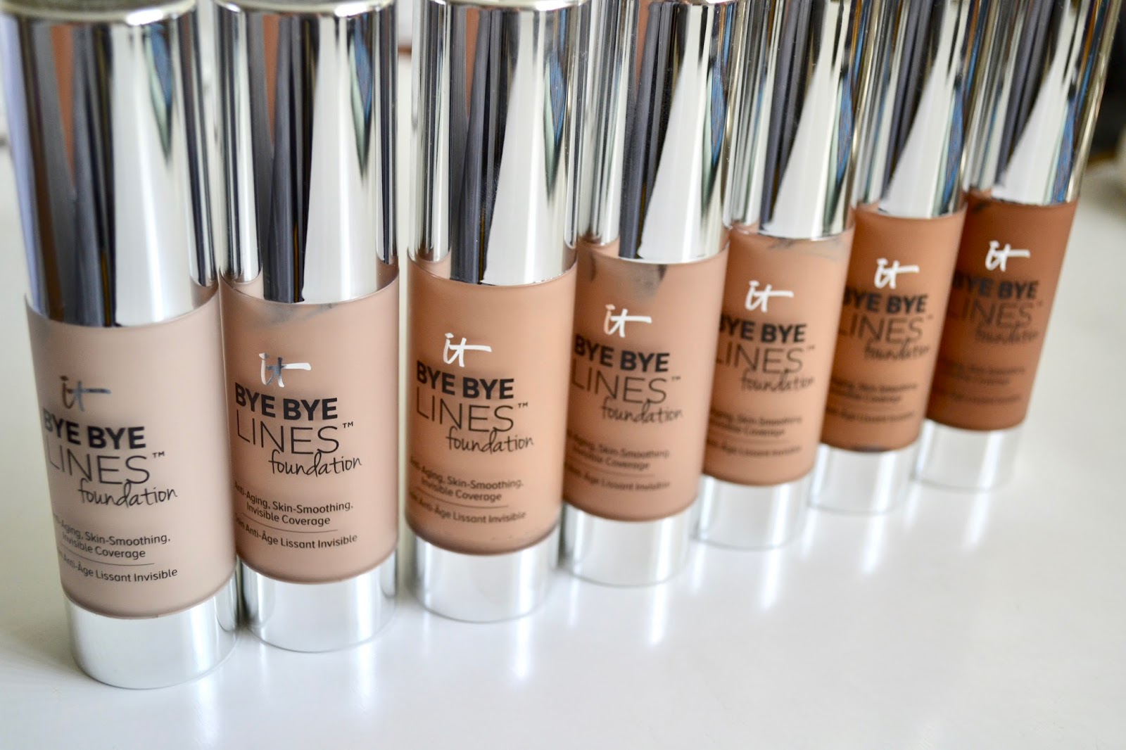 Bye lines cosmetics foundation swatches Aquaheart: IT Cosmetics Bye Bye Lines Foundation - Swatches and Review